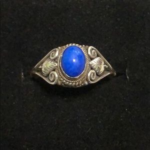 .925 solid sterling silver blue lapis stone ring.